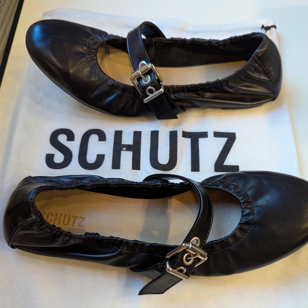 Black Flats with Soft Leather and Rounded Toe